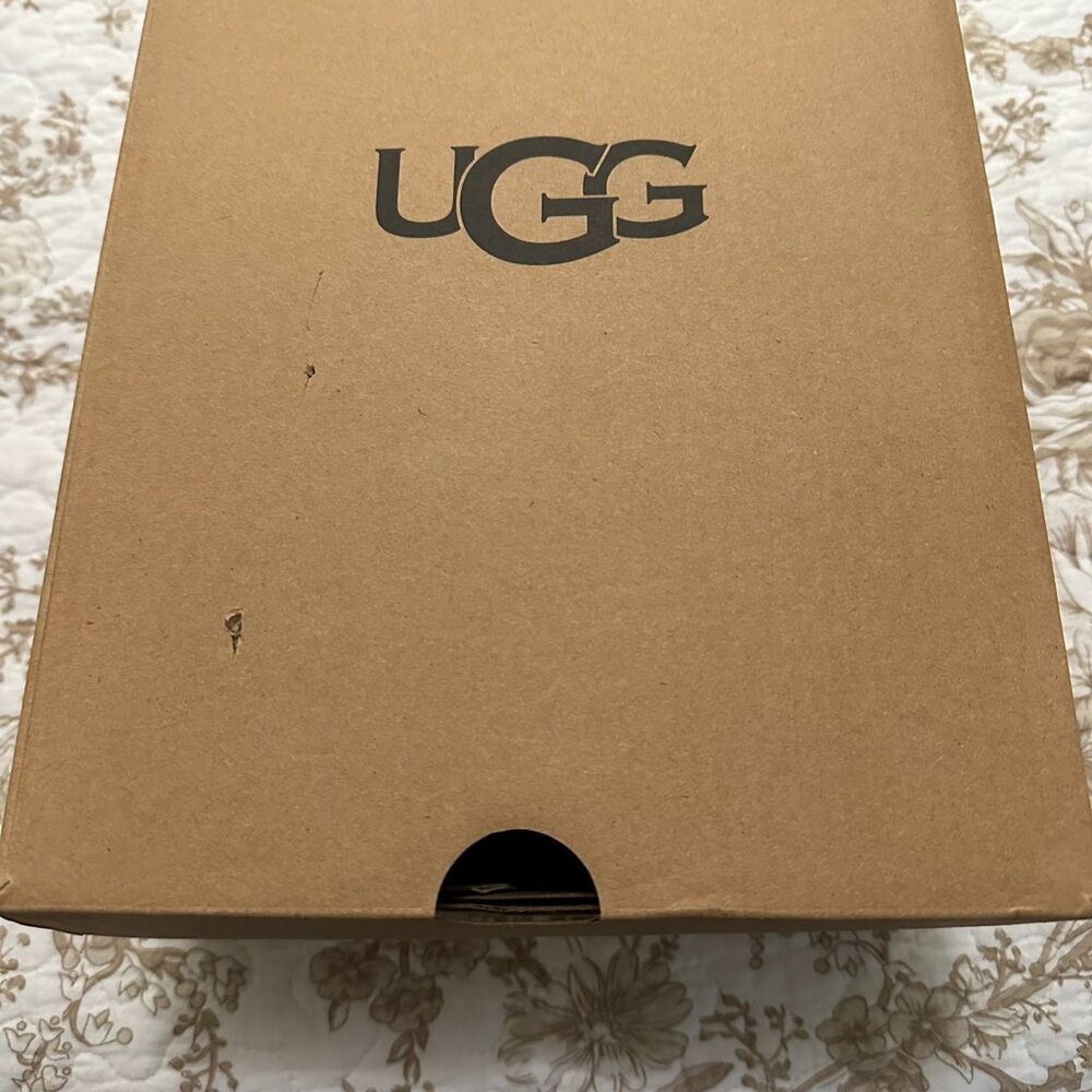 Empty UGG Box, Size 7, with paper inside